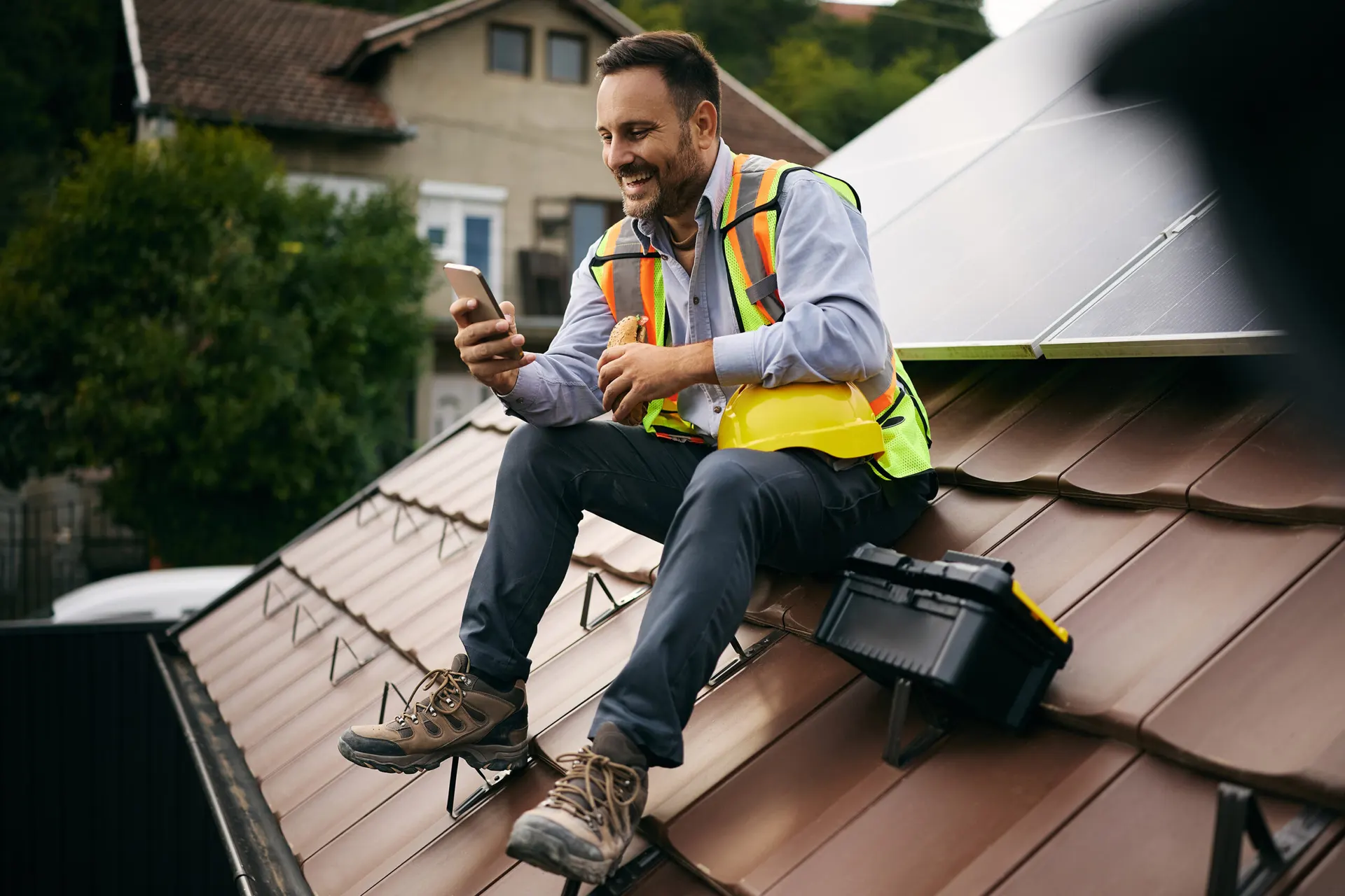 Solarteur bei der Montage einer Photovoltaikanlage auf dem Dach